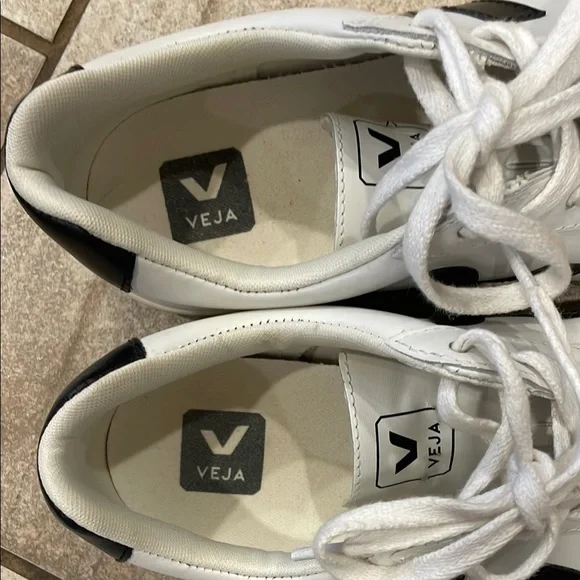 Veja Esplar Leather Low-Top Sneakers - Picture 3 of 7